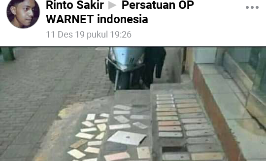 Siapa Bilang iPhone Barang Berharga? Lihat Tangga Ruko Ini Berkeramik iPhone! 