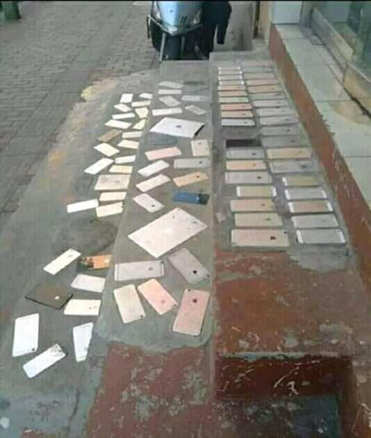 Siapa Bilang iPhone Barang Berharga? Lihat Tangga Ruko Ini Berkeramik iPhone! 