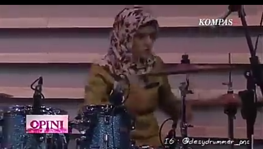 Wanita PNS Drummer Metal Seksi Bergaya, Viral Skill-nya Membuat Netijen Melongo! 