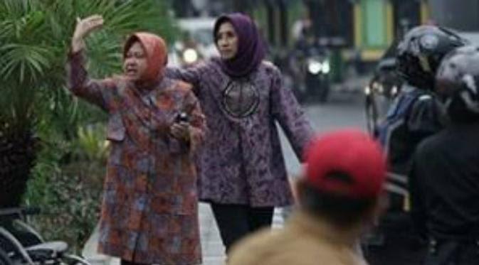 Lihat Kemacetan di Jalan, Walikota Surabaya Turun Atur Lalu Lintas, Keren Ngga?