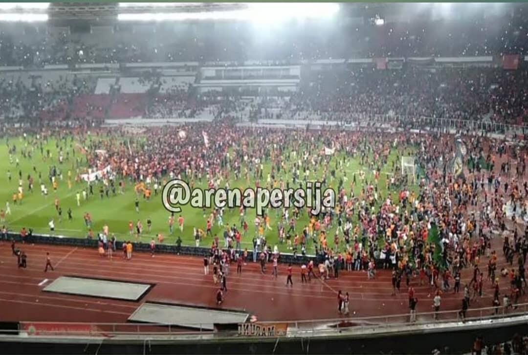 Laga Persija Vs Persebaya diwarnai Aksi Suporter Turun Ke Lapangan, Ini Penyebabnya!