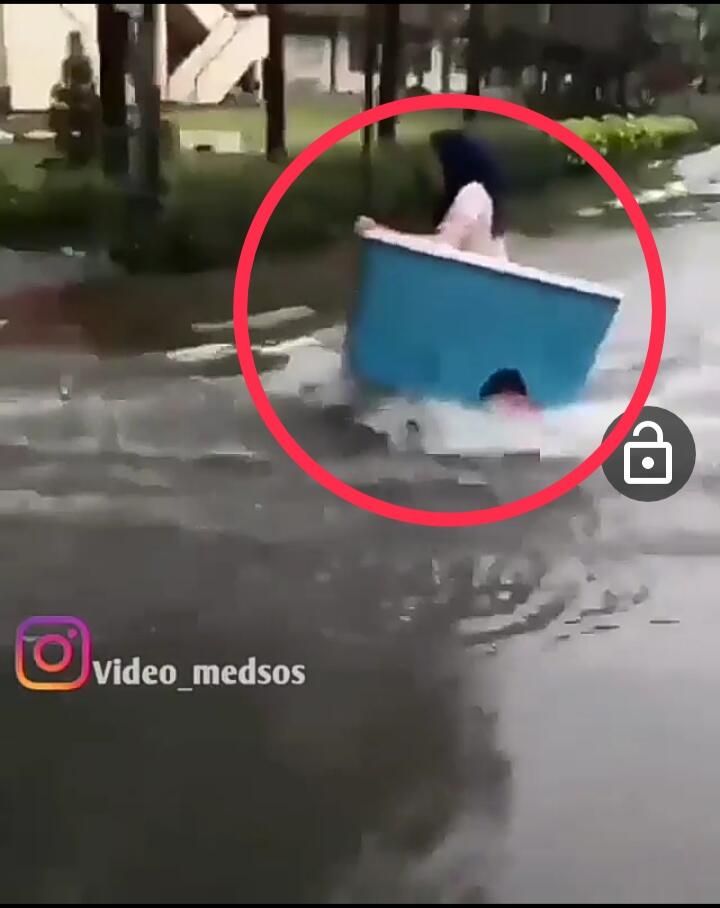 Inilah 5 Momen Unik Warga +62 Saat Banjir, Nekat Gelar Resepsi Pernikahan Juga Ada!