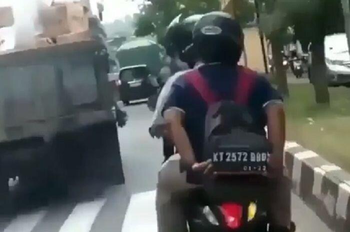 Kelakuan Absurd Warga +62 Saat Pegangi Plat Nomor Motor Bikin Ngakak