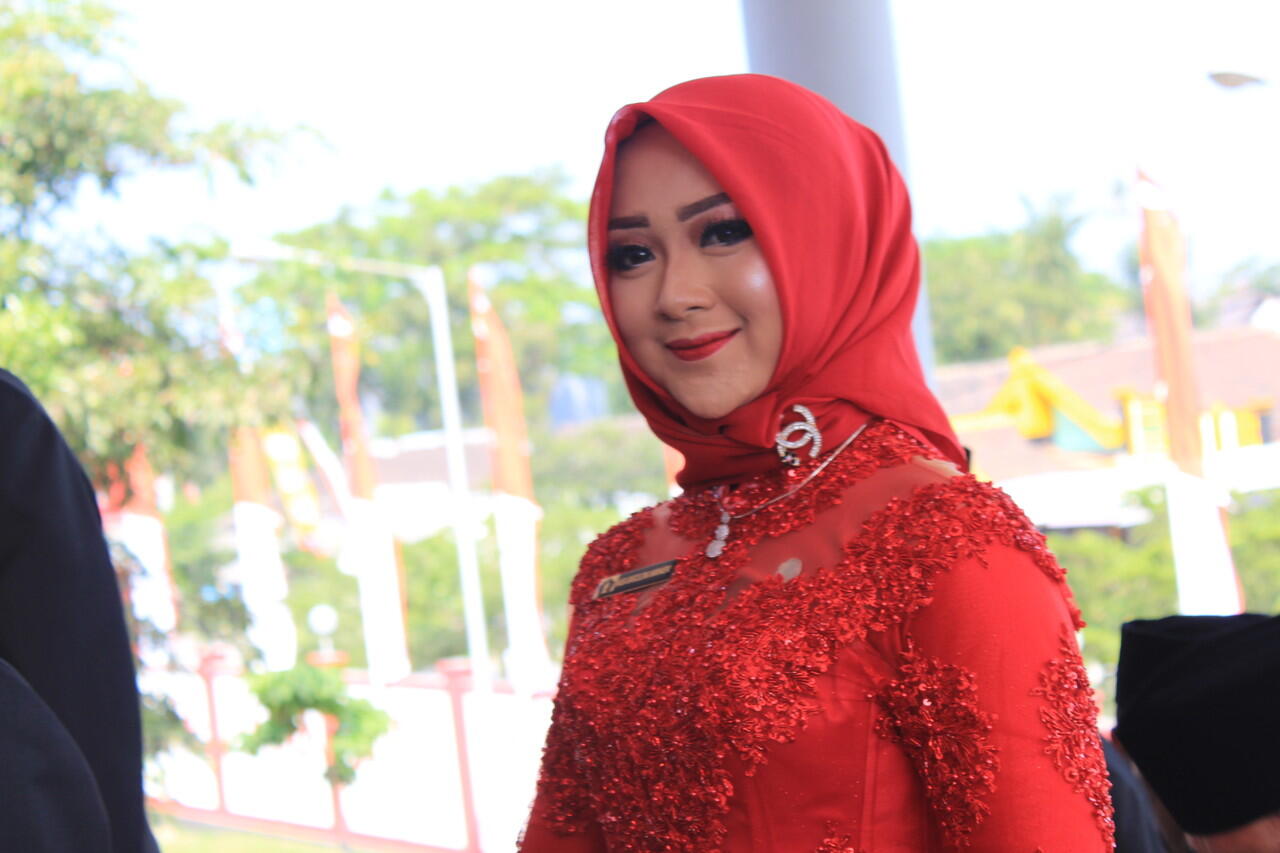 Cantiknya Nasa Barcelona Marhaenis, Putri dari Wabup Blitar dan Anggota DPRD Termuda