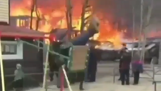 Maha Santuy Nih Bocah, Main Ayunan di Samping Kebakaran! Apa Apinya Dingin?