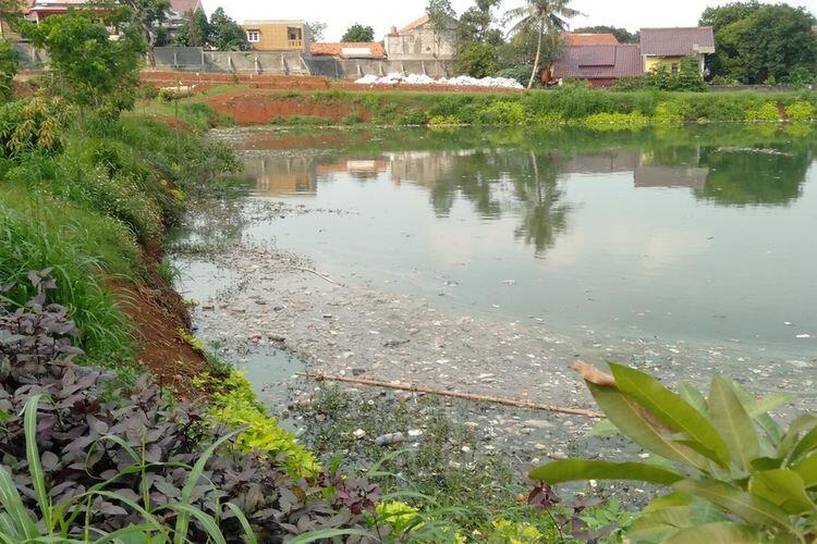 Menengok Waduk Jagakarsa, Sampahnya Menumpuk dan Air Keruh