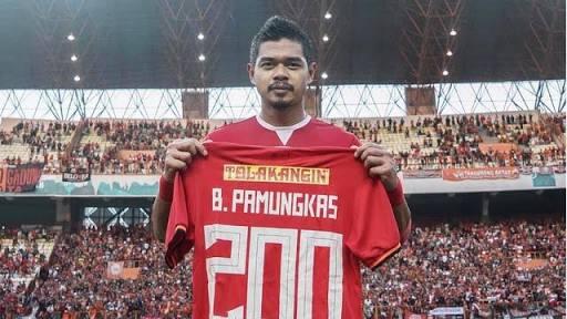 BAMBANG PAMUNGKAS SANG LEGENDA MEMUTUSKAN GANTUNG SEPATU USAI CETAK 200 GOLL