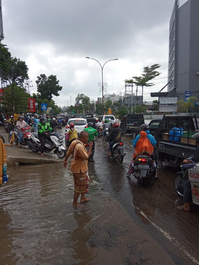 Hujan Semalaman Melumpuhkan Palembang
