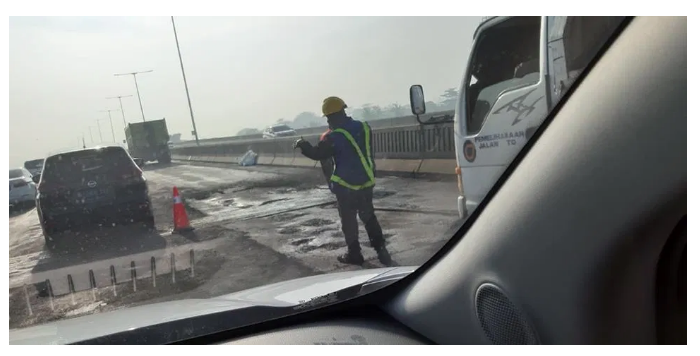 Aspal Tak Rata, saat Hujan Tol Layang Japek Digenangi Air