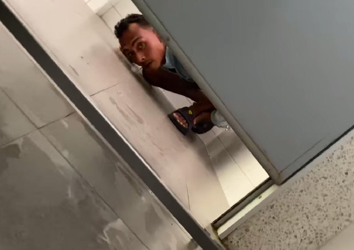 Mampus, Lagi Ngintip di Toilet Perempuan, aksi Pria ini Terekam. Lihat Ekspresinya