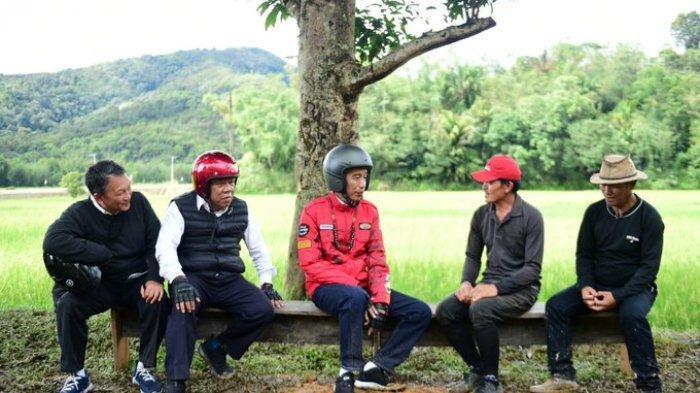 Jokowi Unggah Foto Dialog dengan Petani, Emang Kedengeran? Kupingnya kan Ketutup Helm