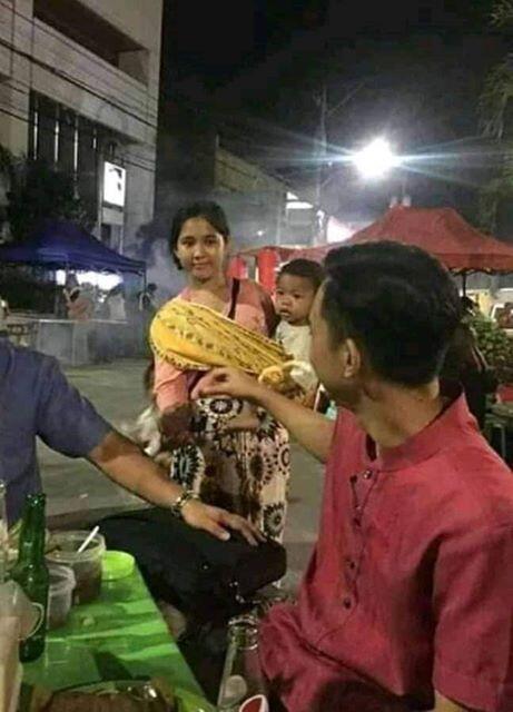 Pengemis Cantik Masih Belia Menggendong Balita Muncul Di Jalanan, Apa Pendapatmu?