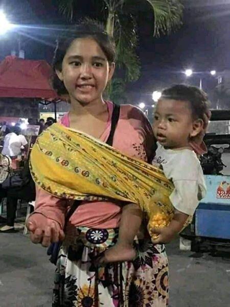 Pengemis Cantik Masih Belia Menggendong Balita Muncul Di Jalanan, Apa Pendapatmu?