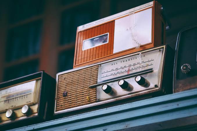 Radio Dan Podcast, Sama Tapi Berbeda