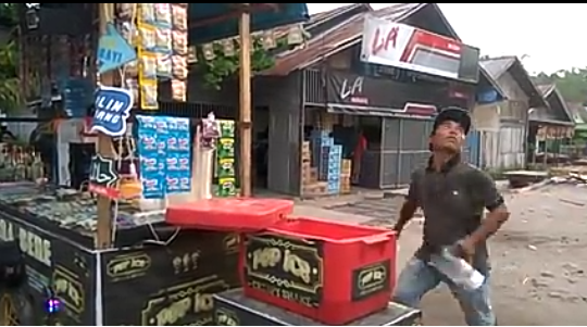 Penjual Es Pinggir Jalan Bergaya Ala Bartender, Viral! Berapa Omsetnya Sehari?