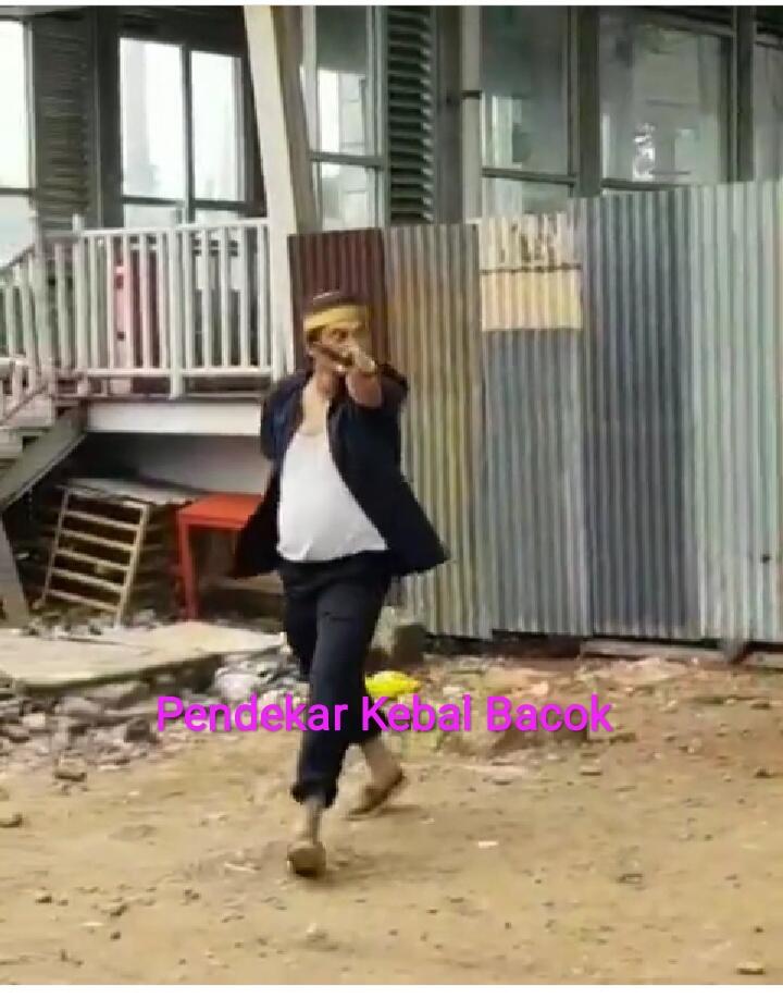 Pria Ini Pamer Ilmu Kebal Bacok Dalam Keributan, Senjata Tajam Jadi Kaya Mainan?!