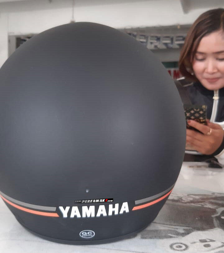 Bonus Helm Yamaha XSR155 Kenapa Bentuknya Begini, Feminim Banget Ya?