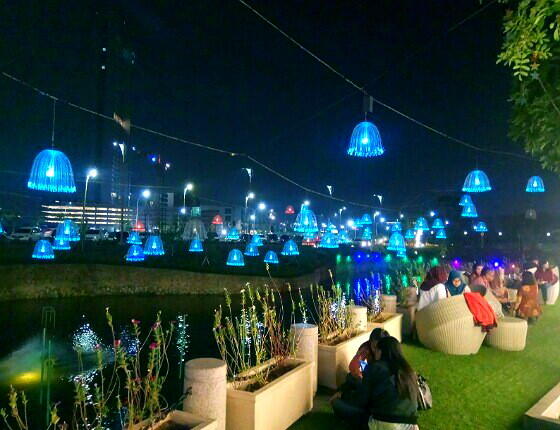 Asyiknya Kulineran di Gading Festival, Ada Spot Selfie Instagramable di Tepi Danau