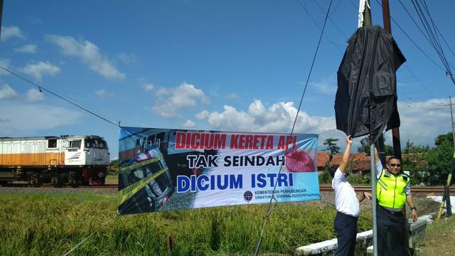 Ketika Palang Pintu Rel Kereta Menjadi &quot;Gerbang&quot; Menuju Keabadian
