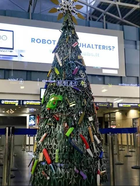 Para Petugas Bandara Lithuani Membuat Pohon Natal Dari Barang-Barang Sitaan