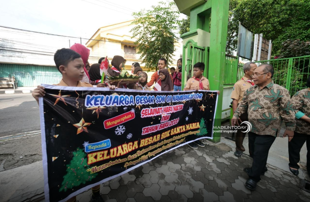 Abaikan Fatwa MUI, Siswa SDN 01 Nambangan Lor Bawa Tumpeng dan Ucapkan Selamat Natal