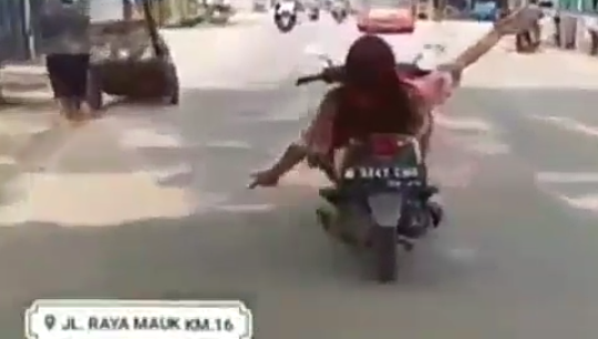 Emak-emak Super, Naik Motor Sambil Goyang Remix Dangdutan! Benarkah Emaknya Rossi?