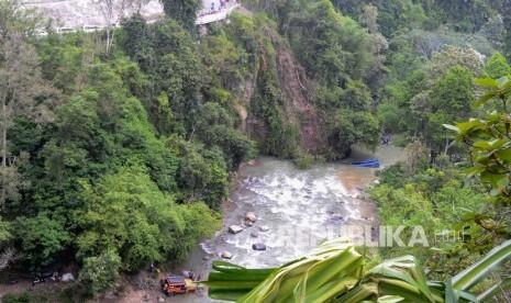 Basarnas Lanjutkan Evakuasi Korban Kecelakaan Bus Sriwijaya
