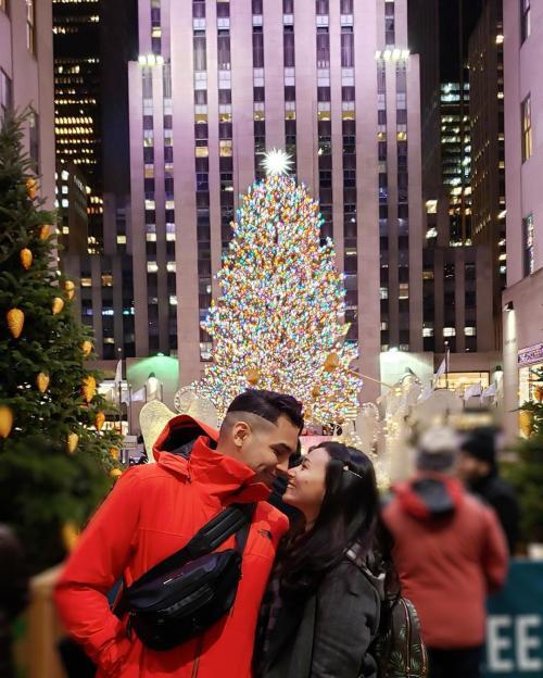 Ciuman Mesra Asmirandah dan Jonas Rivanno Rayakan Natal di Amerika Serikat