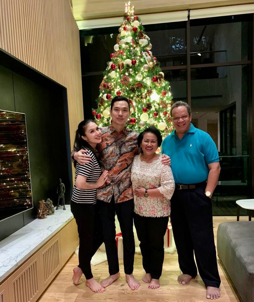 Bak Putri Salju, Ini Berbagai Momen Cristmas Sandra Dewi