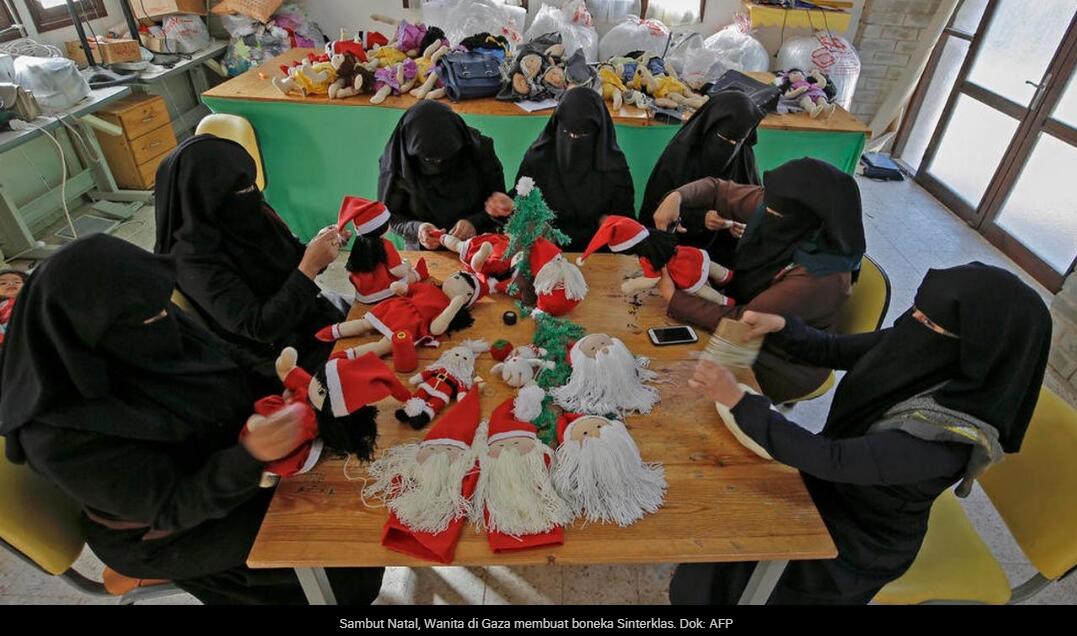 Natal di Jalur Gaza, Wanita Berniqab Membuat Boneka Sinterklas