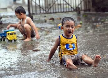 Cara Menikmati Air ala Pluviophile dan Tips Sehat Setelah Bermain Air Hujan