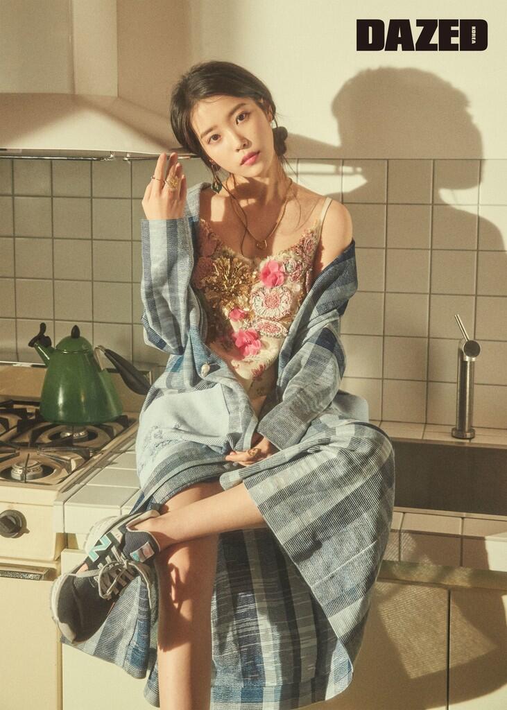 Jak-Aena! Ini Deretan Fans yang Bagikan Freebies di Konser IU 'Love Poem in Jakarta'