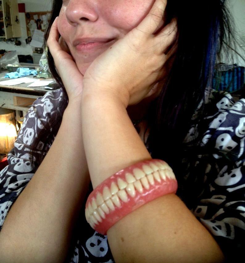 Aksesoris Absurd, Dari Gelang Gigi - Stocking Pria (Mantyhose). Ente Minat Beli Gan?