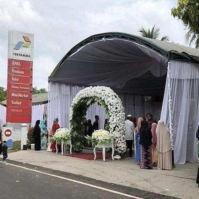 Resepsi Nikah Versi Netizen +62, Diatas Kolam-Di Rel Kreta Api-Sampai Diatas Genteng!