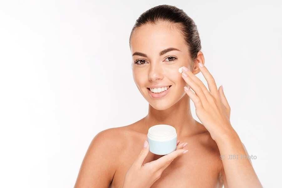 7 Cara Memilih Pelembab dan Skincare untuk Kulit Kering