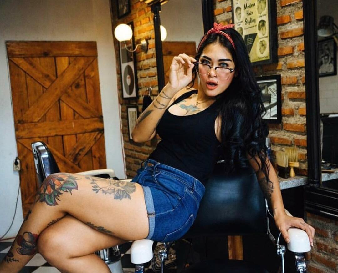 Cewek Ini Kayak Model dan Jago Nyukur Rambut Atas Cowok