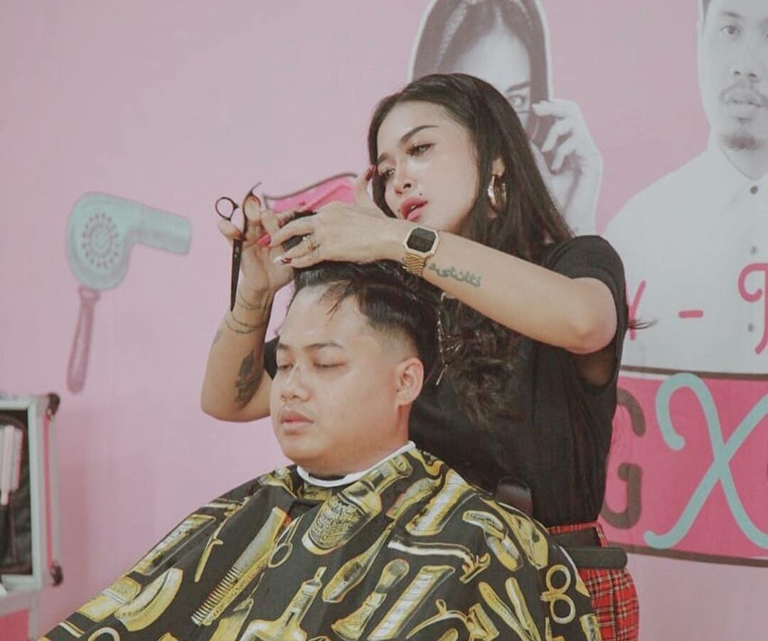 Cewek Ini Kayak Model dan Jago Nyukur Rambut Atas Cowok