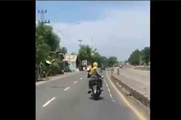 Viral, Video Remaja Putri Naik Motor Sambil Ayunkan Gir di Pantura