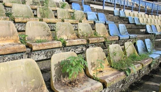 Miris, Stadion 800 Milyar Ini Tak Terawat, Sampai Kursi Penonton Ditumbuhi Rumput