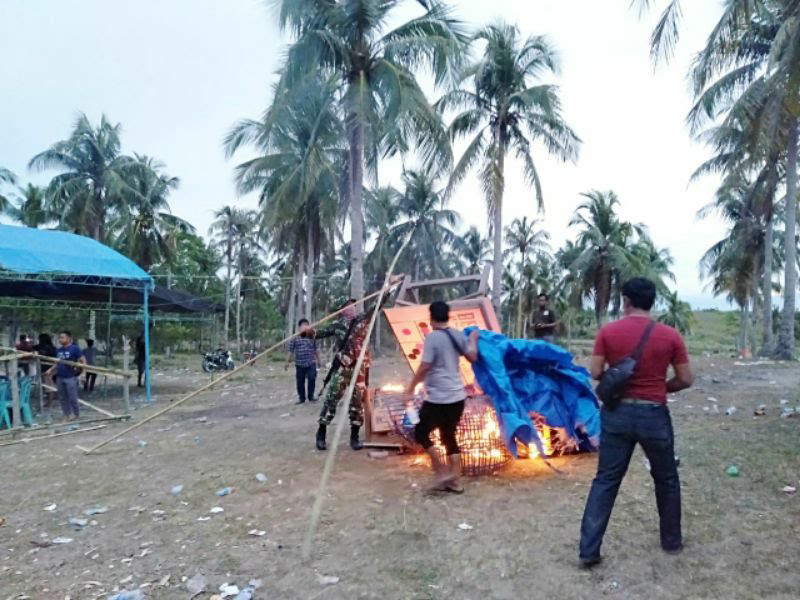 Sempat Bentrok, Gabungan TNI-POLRI-BNN Bubarkan Arena Sabung Ayam Di Sidrap