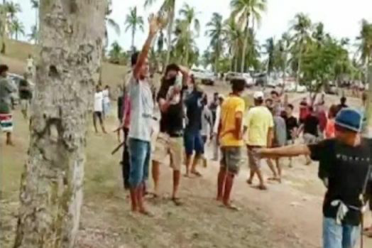 Sempat Bentrok, Gabungan TNI-POLRI-BNN Bubarkan Arena Sabung Ayam Di Sidrap