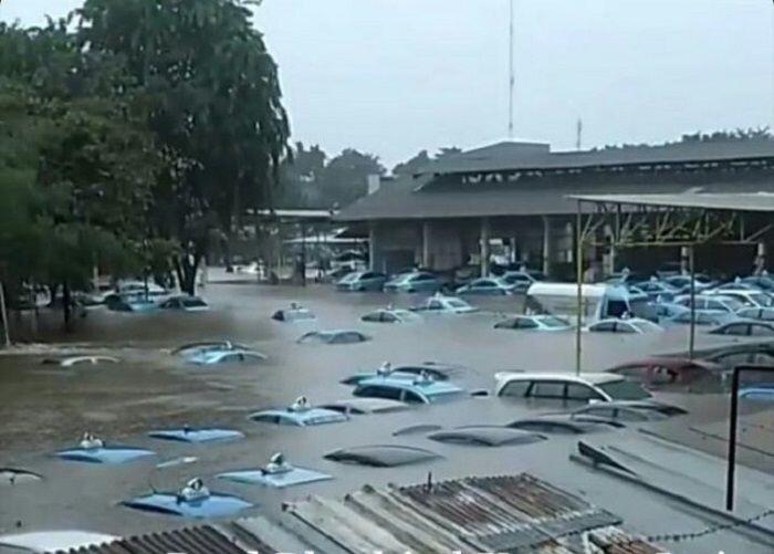 Banjir di Kampung Tengah, Kramat Jati, Belasan Mobil Terendam