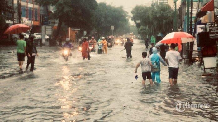 Jakarta Kebanjiran Lagi, Warga Berhak Tahu Apa Sebenarnya Program Anies Atasi Banjir