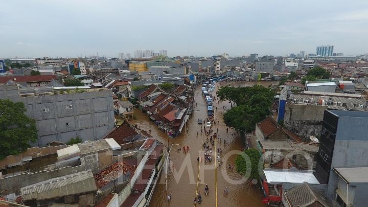 Beda Pendapat Anies dan Basuki Soal Solusi Banjir Jakarta