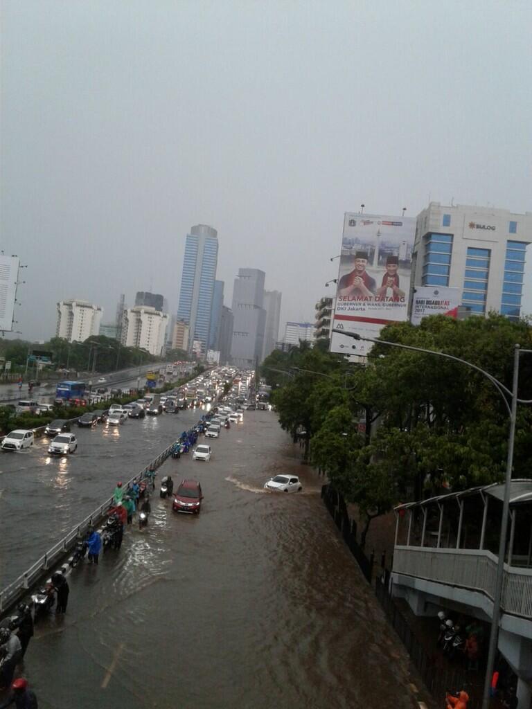 Banjir, Penghuni Apartemen di Kemang Raya Dievakuasi Pakai Perahu Karet