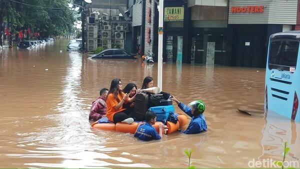 Banjir, Penghuni Apartemen di Kemang Raya Dievakuasi Pakai Perahu Karet