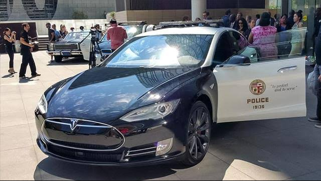 Tesla Milik Polisi California Kehabisan Listrik Membuat Gagal Mengejar Penjahat