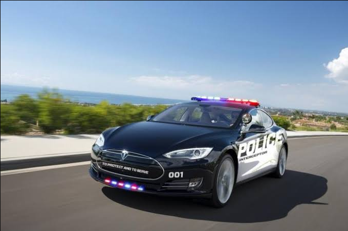 Tesla Milik Polisi California Kehabisan Listrik Membuat Gagal Mengejar Penjahat