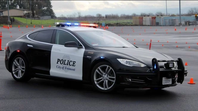 Tesla Milik Polisi California Kehabisan Listrik Membuat Gagal Mengejar Penjahat