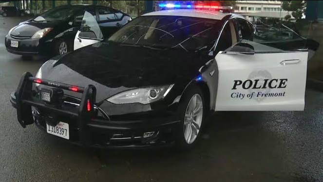 Tesla Milik Polisi California Kehabisan Listrik Membuat Gagal Mengejar Penjahat